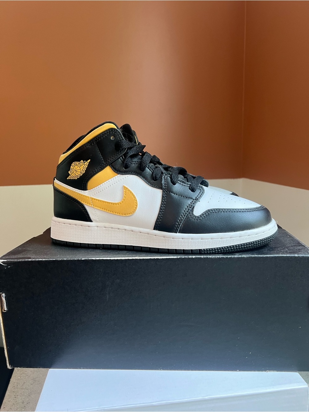 Air Jordan 1 Mid GS ‘Black University Gold’